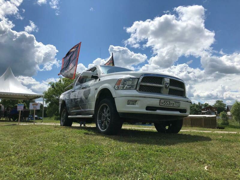 Несмотря на проливные дожди, мероприятие собрало свыше 2 тысяч байкеров, ведь никакой дождик не способен оградить от веселого общения с себе подобными. 