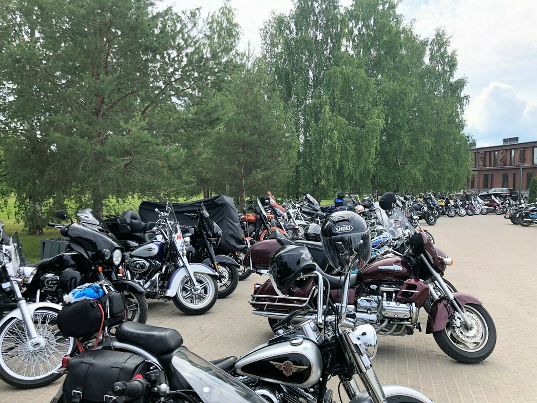 И Burning Wheels-2023 был не только про мотоциклы. Посетителям предлагалось множество различных активностей: от детских квестов до приготовления еды своими руками, от купания-загорания на оборудованном пляже до конкурсов с распиливанием бревен.