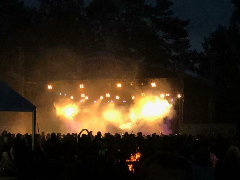 Шашлыки, бойкая торговля разнообразными байкерскими «ништяками», веселая тусовка, кастом-шоу, и, конечно же, двухдневный живой концерт ведущих блюз-роковых команд из разных стран мира. 