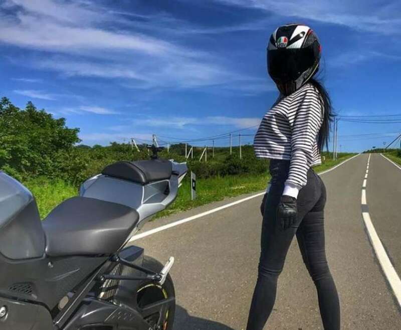 Прискорбно, но именно тяга к славе, а также отсутствие защиты на теле завезды Инстаграма и погубила байкершу – не справившись с управлением двухколесного «коня» на трассе под Владивостоком, мотоблогерша на полном ходу врезалась в металлическое ограждение. 
