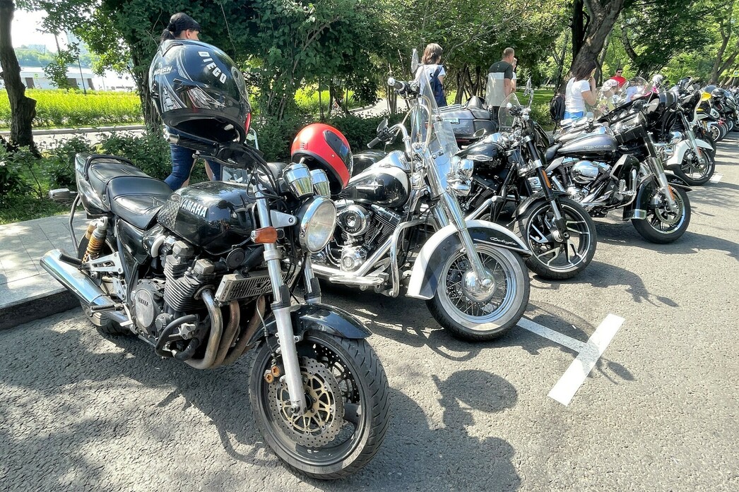 Кажется, больший интерес посетители проявляли не к выставочной технике, а к припаркованным байкам, среди которых можно было отыскать самые разные модели.