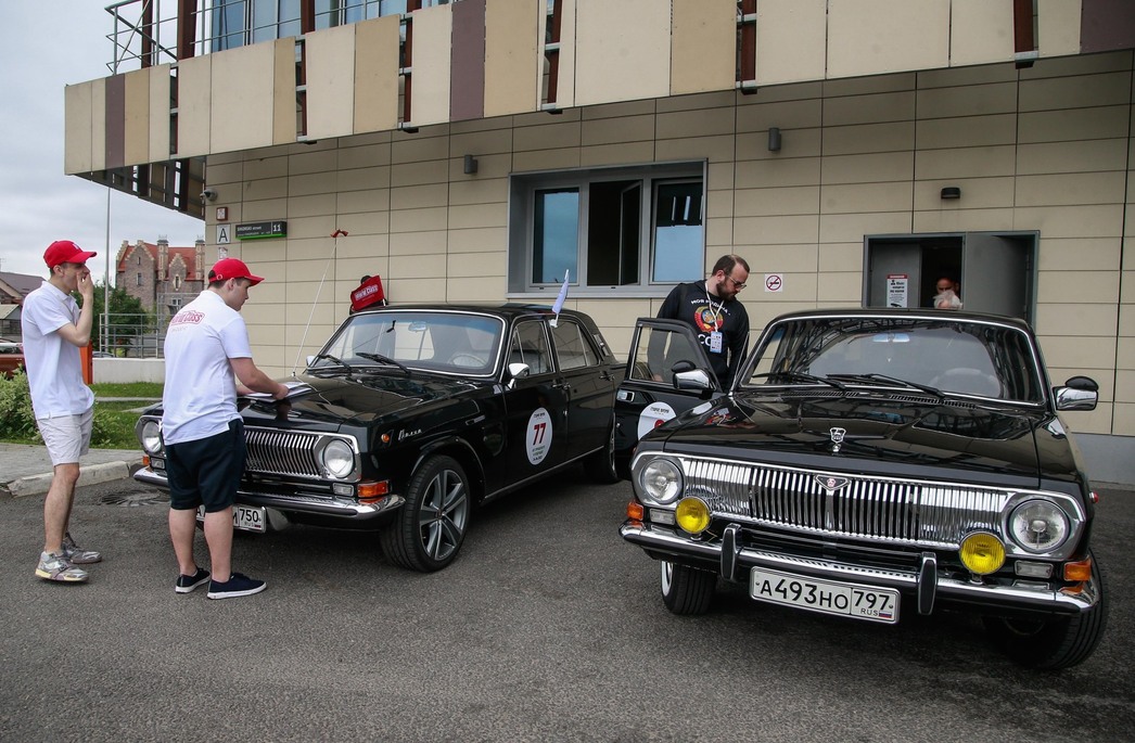 Не обошлось ралли без отечественных автолегенд — 13-х и 14-х «Чаек», 21-х и 24-х «Волг», «Москвичей»… 