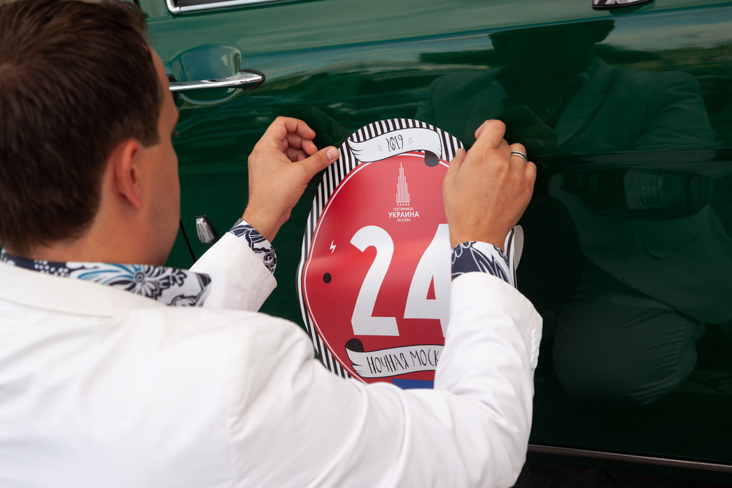 Прохожие стали свидетелями появления на столичных улицах редчайших представителей классики мирового автопрома. 