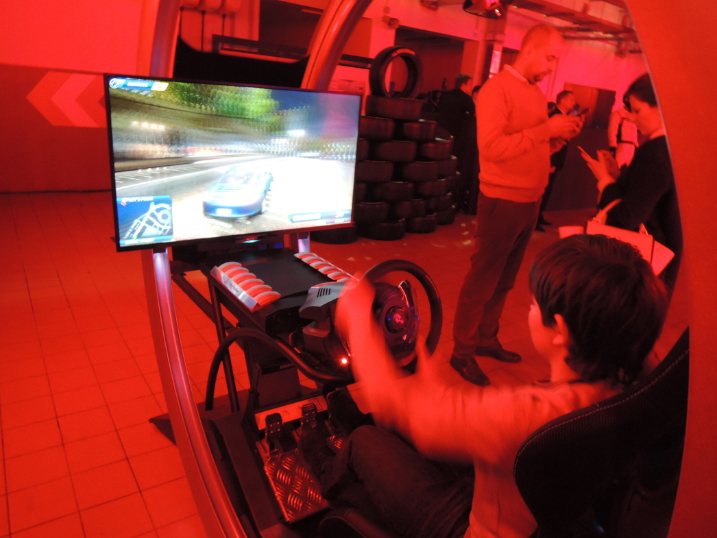 Пока родители выбирают новый Porsche, их дети играют в интерактивные игры.