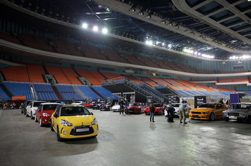 Жаль, что не было Капитана Улитки Джеймса Мея, но и без него Джереми Кларксон и Ричард Хамонд сумели расшевелить публику. Я никогда не был на концертах Евгения Петросяна, но подозреваю, что таких оваций, как топгировцы, Евгений Ваганович не срывал давно.