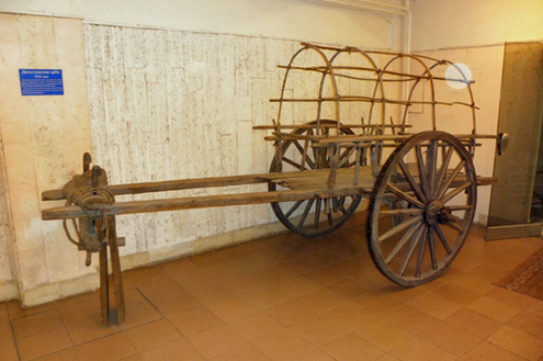 Дагестанская арба. Новодел. Впрочем, такие экспонаты долго не живут.