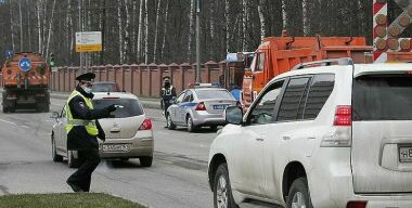 Может ли инспектор ДПС заставить пассажира покинуть автомобиль в отсутствие водителя