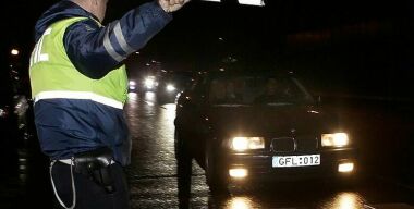 Имеют ли право сотрудники ГИБДД тормозить водителей без использования жезла