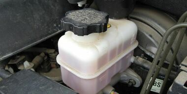 Как понять, что тормозная жидкость требует замены