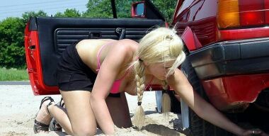 Фото: carstuckgirls