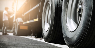 Дешевле или надежнее: как транспортные компании выбирают шины