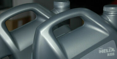 Почему россияне бросились искать старые канистры из-под масел