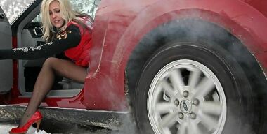 Фото: carstuckgirls