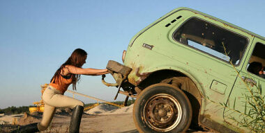 Фото: carstuckgirls