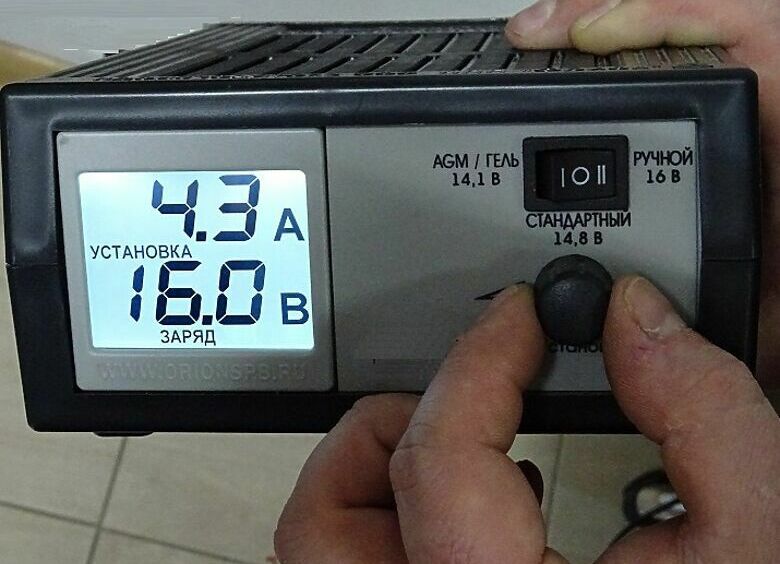 Изображение Зачем ушлые водители заряжают аккумулятор под высоким напряжением