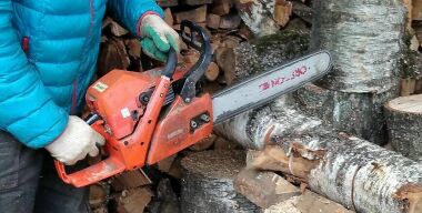 Налей для сугрева: особенности эксплуатации бензопилы в зимний период