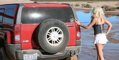 Фото: carstuckgirls