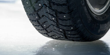Почему шипованным шинам нет равных на мокром льду?