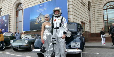 Москва отметила День города космическим ретро-ралли