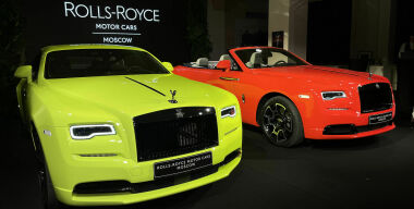 Лягушка, бабочка и цветок: в Россию приехали неоновые автомобили Rolls-Royce