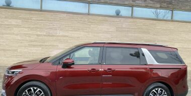 Объявлены цены на новый кроссвэн Kia Carnival