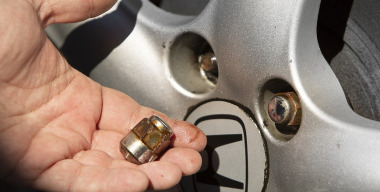 Какие беды ждут водителей на весеннем шиномонтаже