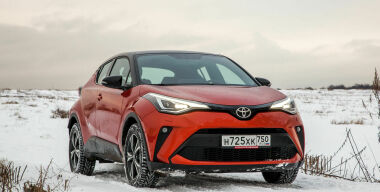Тест-драйв обновленной Toyota C-HR: выбираем лучшие версию и мотор