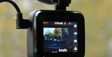 Почему видеорегистратор с GPS-информером эффективнее обычного комбо-устройства