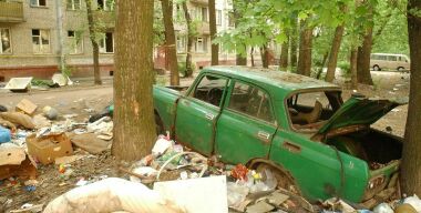 За брошенную на дороге машину и ее мойку во дворе могут оштрафовать на 35 000 рублей