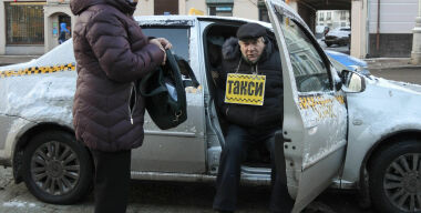 Таксисты Москвы начнут проверять у пассажиров цифровые пропуска
