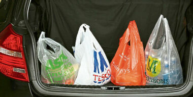 Почему смертельно опасно оставлять в салоне автомобиля обычную бутылку с водой