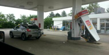 Как автовладельцы попадают на деньги, слишком сильно натягивая шланг бензоколонки