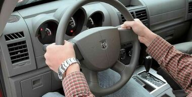 Почему водительское кресло нужно поднимать как можно выше