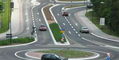 Какой «поворотник» нужно включать при въезде на круговое движение