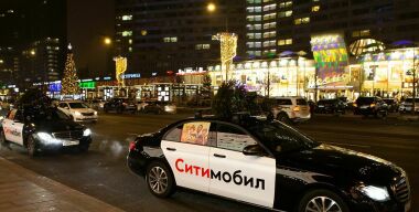 Тимур Бекмамбетов за рулем такси привез в центр Москвы целую кучу елок