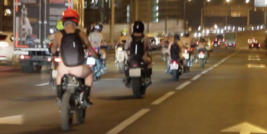 Столичные байкеры закрыли мотосезон, проехав по ТТК голыми