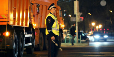 Как ГИБДД наказывает водителей за поворот под зеленую стрелку