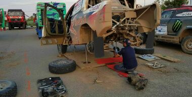 Нассер Аль-Аттия сам машину сломал — сам и чинит ее.