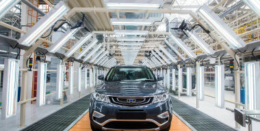 Бюджетный премиум: полный обзор комплектаций нового Geely Atlas