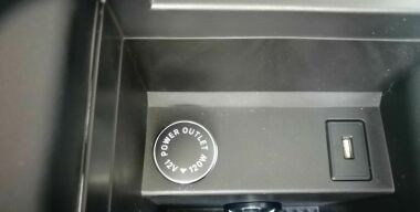 Почему опасно оставлять зарядное устройство в прикуривателе выключенной машины