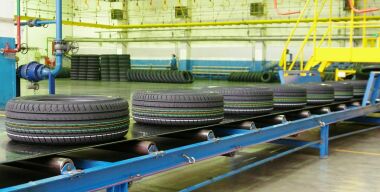 Конвейерная лента с шинами размера 215/55 R17 94V V-130 на участке инспекции качества на линии.