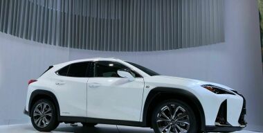 Lexus представил новый компактный кроссовер