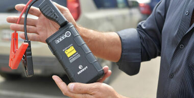 Почему пуско-зарядное устройство необходимо возить в машине даже летом