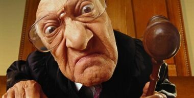 Водителей-новичков начали штрафовать за отсутствие «восклицательного знака» на стекле