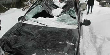 Названы самые дорогие сосульки минувшей зимы, упавшие на машины