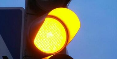Можно ли ехать на желтый сигнал светофора