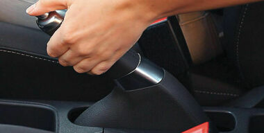 Всегда ли надо пользоваться «ручником» на парковке