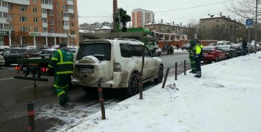 Власти Москвы эвакуируют машины с улиц, еще не успевших стать платными