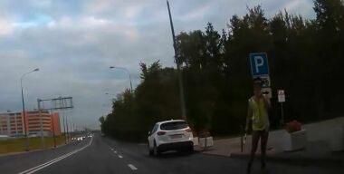 Голый гаишник размахивал на дороге своим «жезлом»