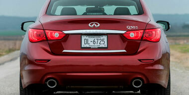 Мощные версии Infiniti теперь можно различать по цвету шильдика